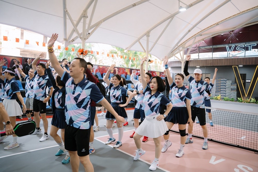 Các VĐV hào hứng tham gia tiết mục khởi động